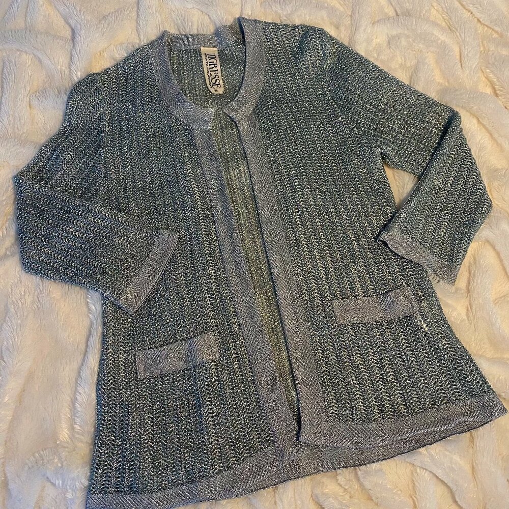 Half-sleevde cardigan.
